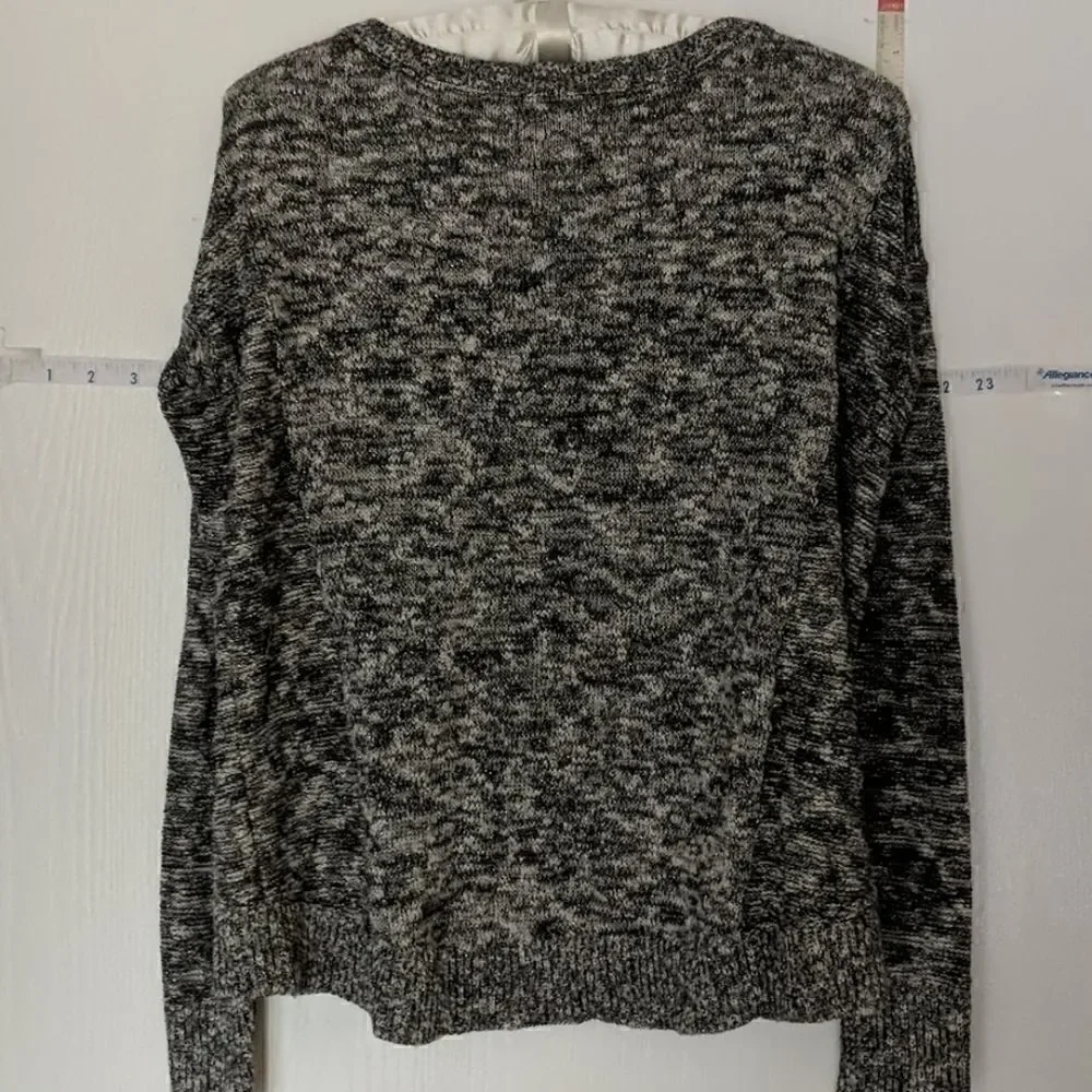 AMERICAN EAGLE JUNIORS SIZE S BLACK ,WHITE ,SILVER SWEATER